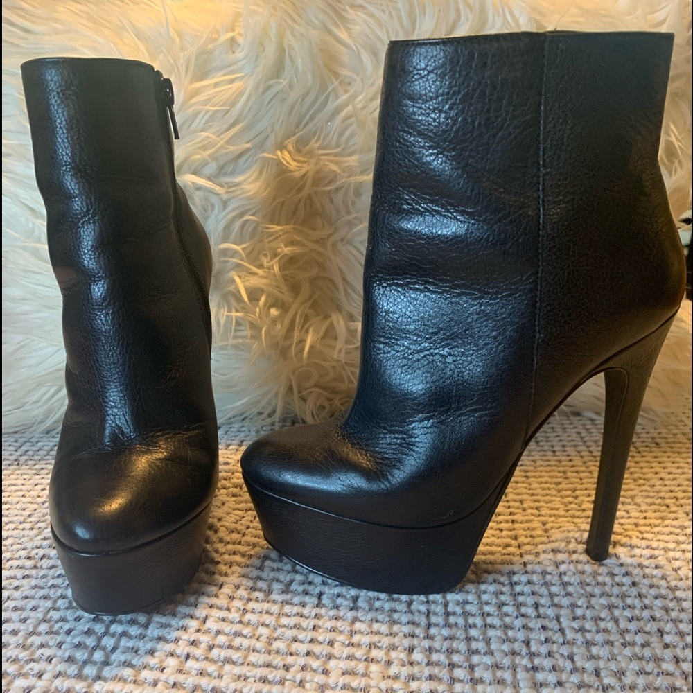 Womens STEVE MADDEN black ankle bootie. Size 7